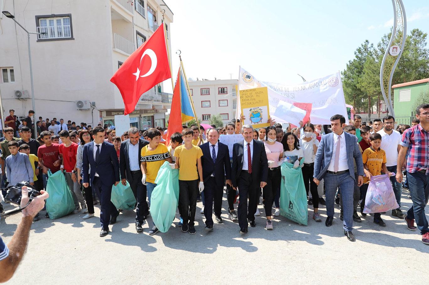 Öğrenciler çöp topladı