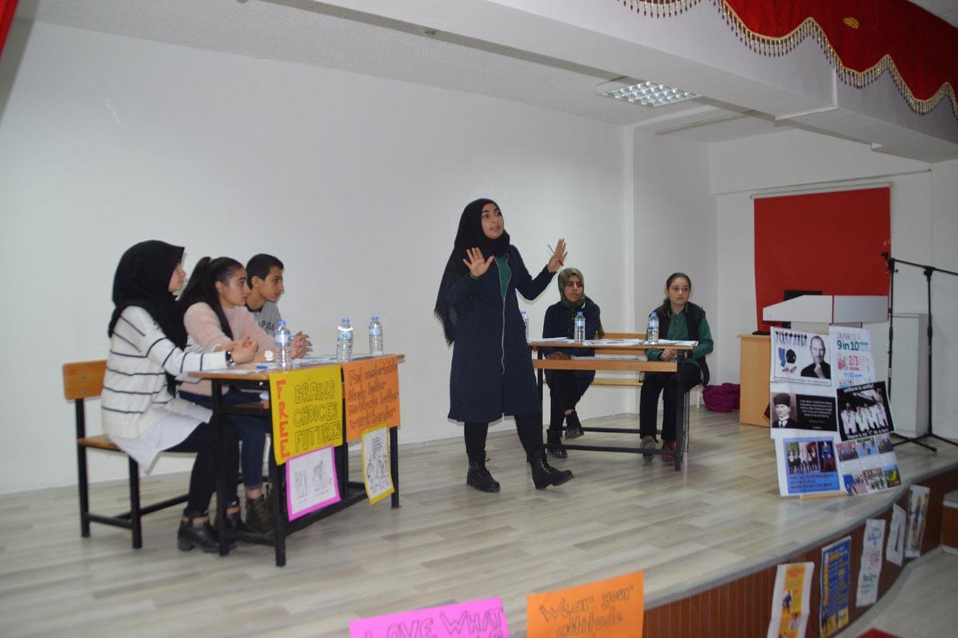 Öğrenciler İngilizce münazara yaptılar