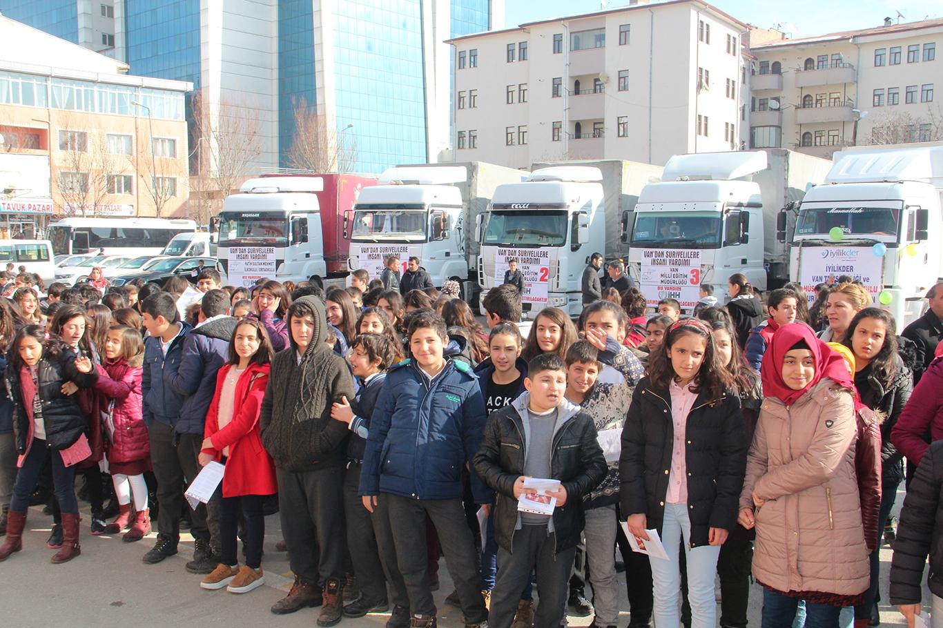 Öğrenciler karne ve yardım heyecanını birlikte yaşadılar