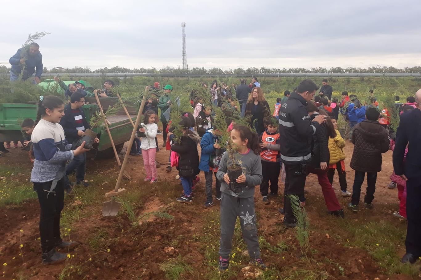 Öğrenciler üniversite kampüsüne fidan dikti