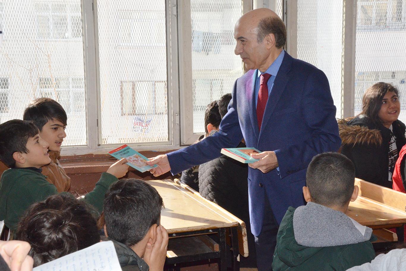 Öğrencilere karne hediyesi olarak kitap verildi