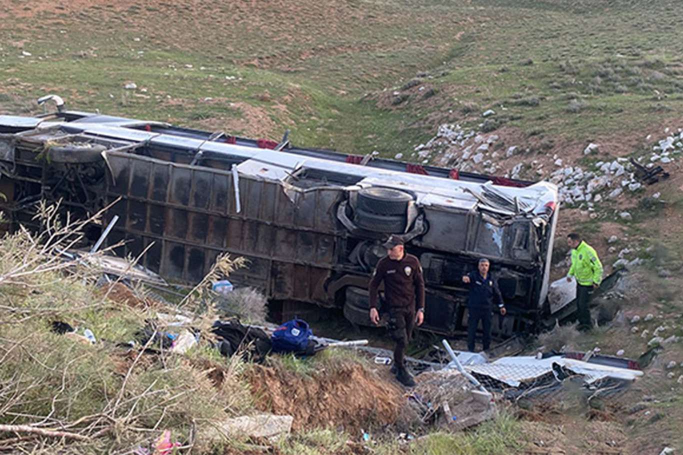 Öğrencileri taşıyan otobüs şarampole devrildi: 3 ölü, 41 yaralı