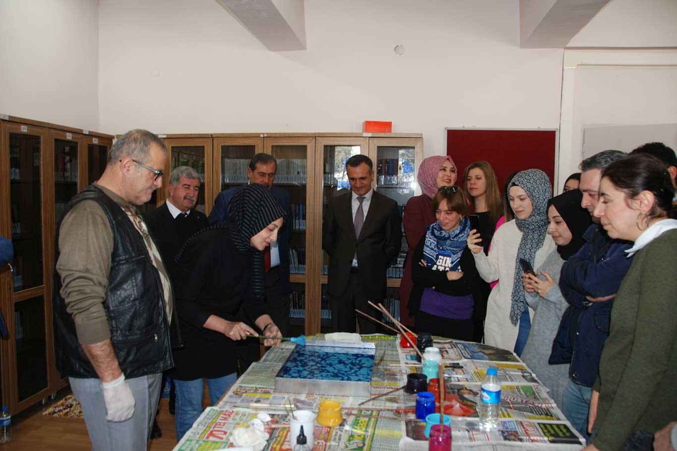 Öğretmenler ebru sanatıyla buluşturuldu