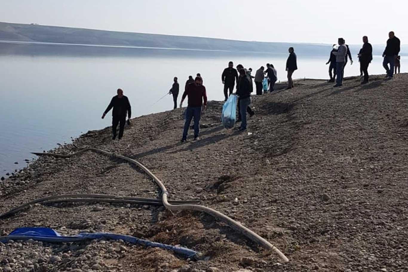 Okul idaresi ve öğretmenleri baraj kenarındaki çöpleri topladı