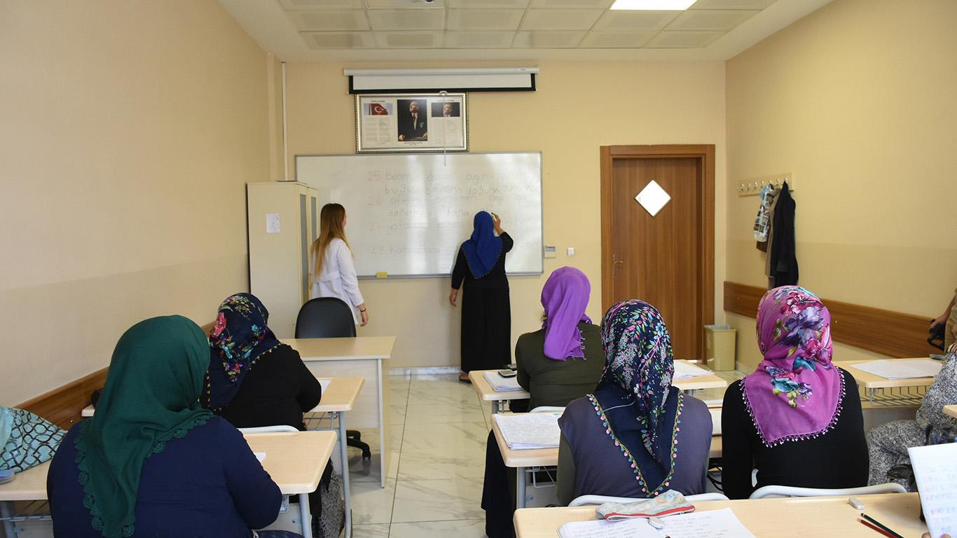 Okuma yazmayı öğrenmenin mutluluğunu yaşıyorlar