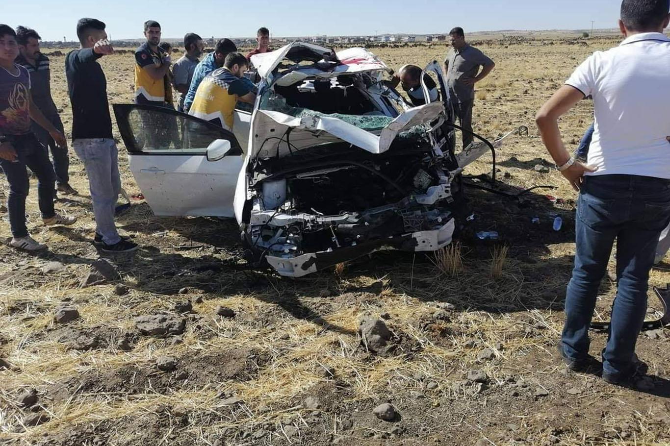 Otomobil tarlaya uçtu: Bir ölü, bir ağır yaralı 
