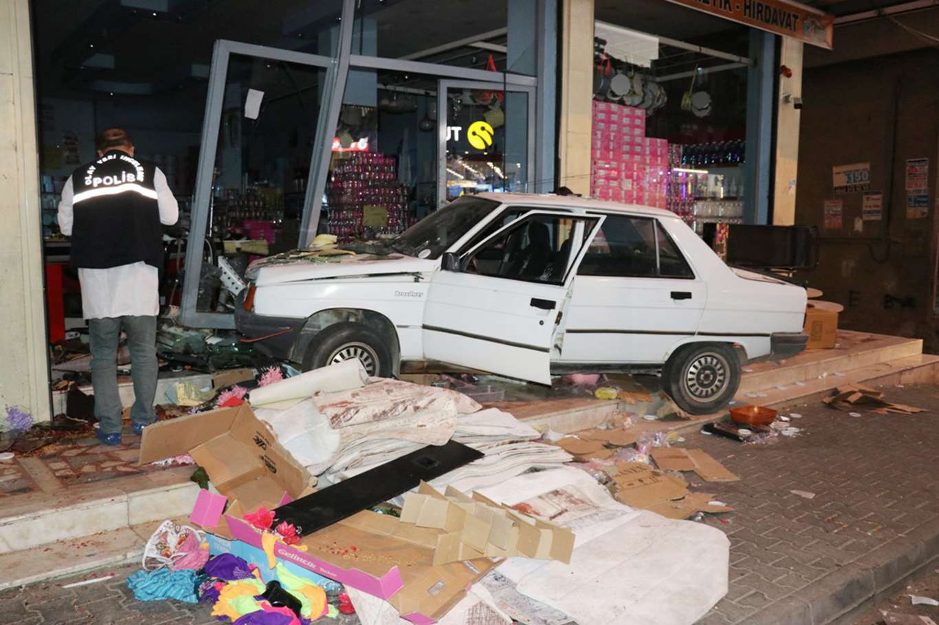 Otomobil AVM'ye girdi: Biri ağır 3 yaralı
