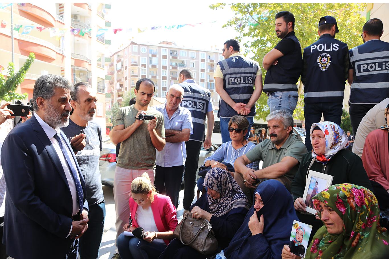Oturma eylemi yapan ailelere destekler sürüyor