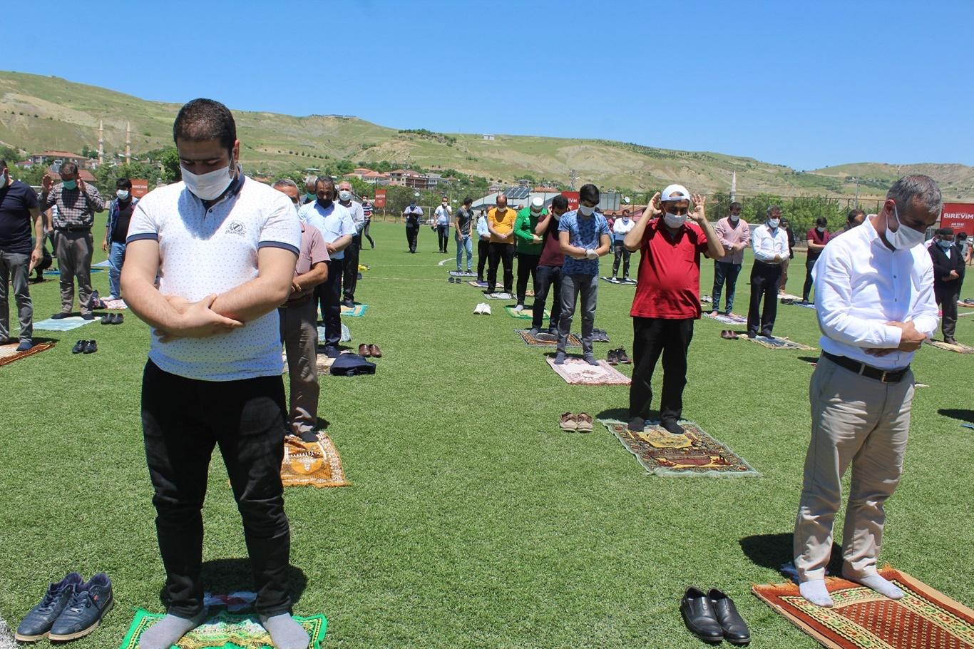 Palu'da cuma namazı heyecanı yaşandı