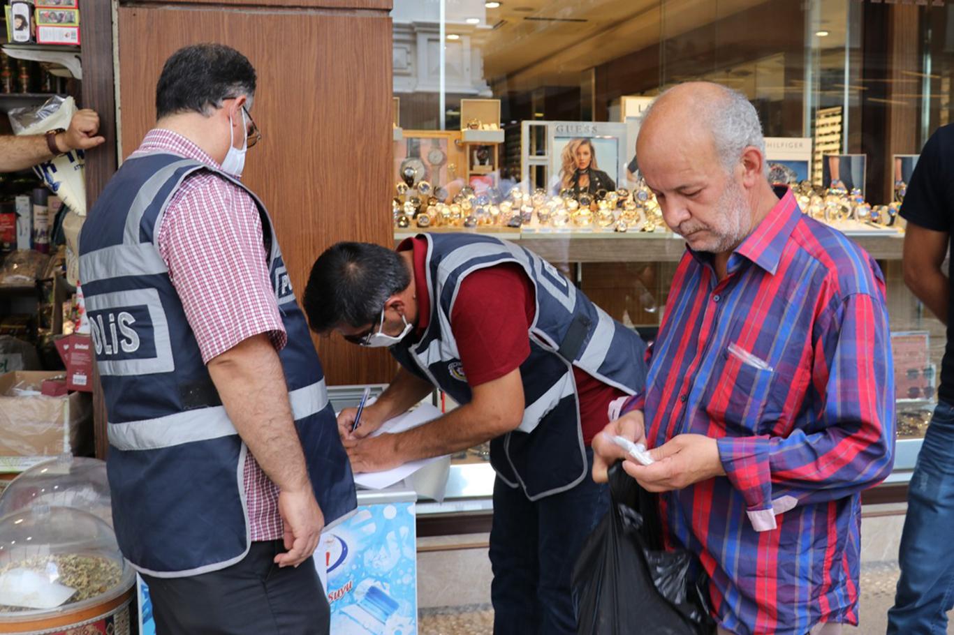 ​Para cezası yediği halde maskesini takmadı