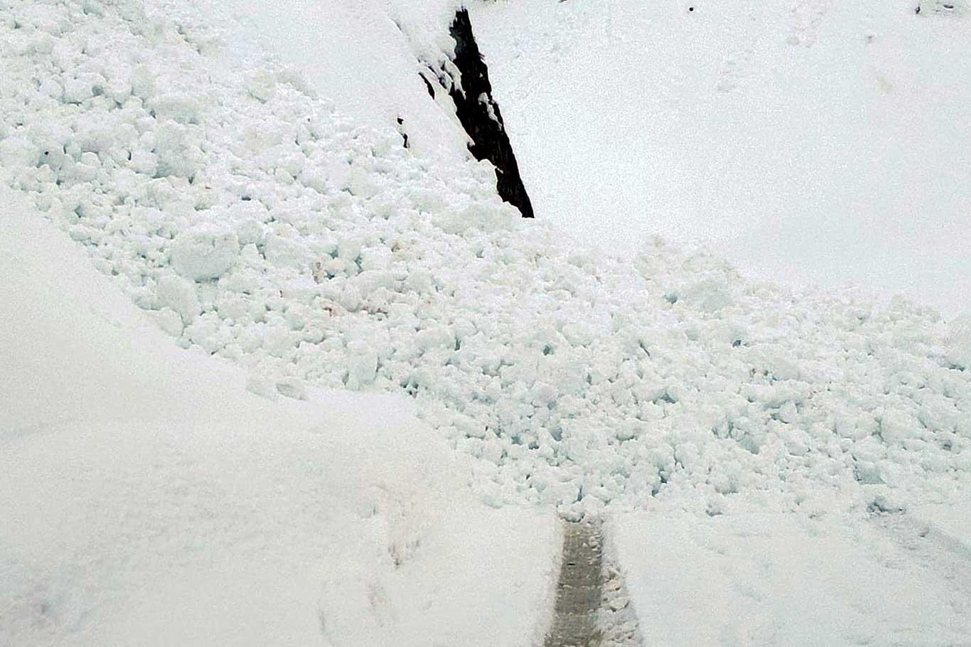 Siirt'te yol açma çalışmaları sırasında çığ düştü