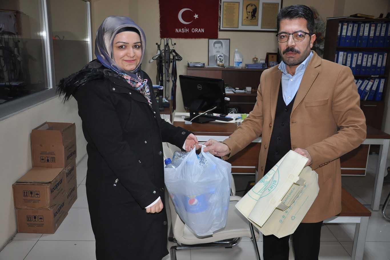 “Pet şişeyi getir bez çantayı al”