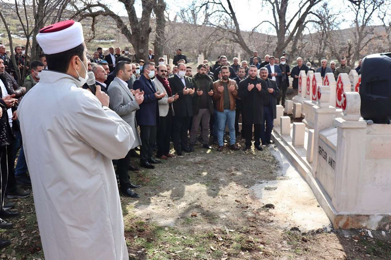 PKK’nin Efeler Katliamı kurbanı 7’si çocuk 10 köylü kabirleri başında anıldı