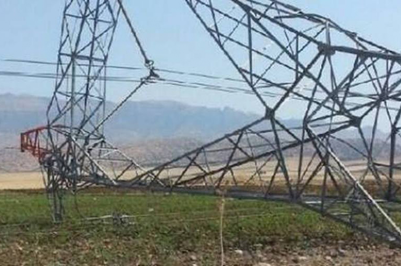 PKK elektrik nakil direklerini patlatıp yıktı
