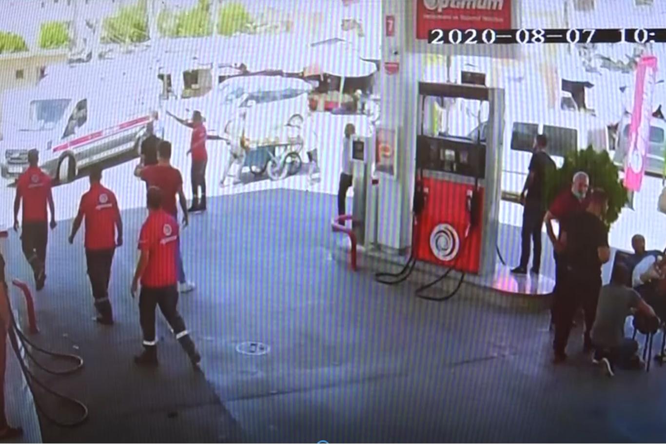 Polisin bıçaklı saldırıya uğradığı anlar güvenlik kamerasına yansıdı