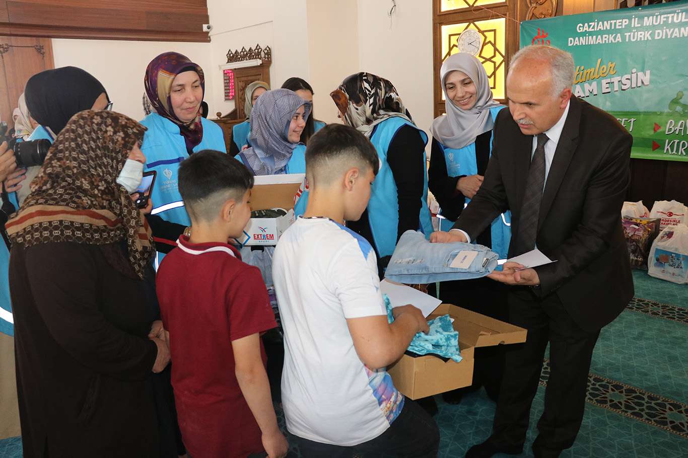 Ramazan Bayramı öncesi yetim çocukların yüzleri güldürüldü