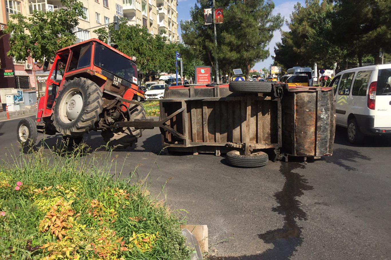 Refüje çarpan çöp aracı devrildi