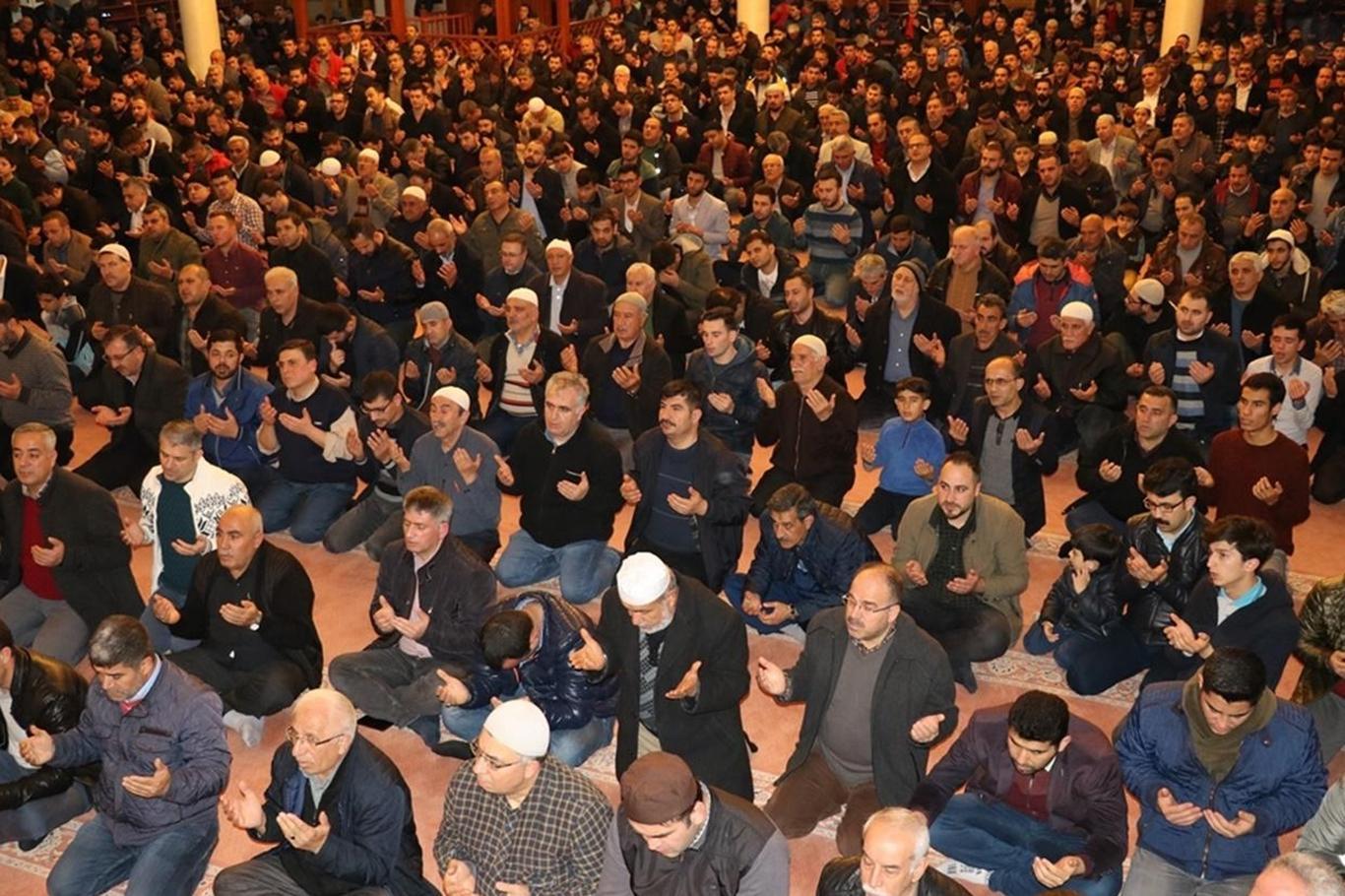 Regaib Kandili'nde camiler doldu taştı
