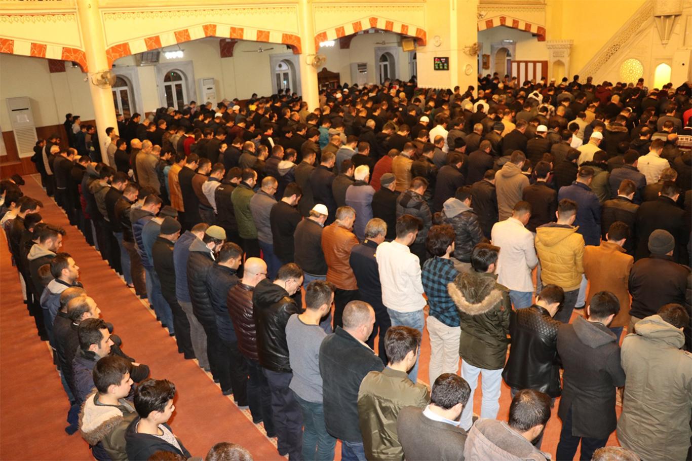 ​Regaib Kandili'nde camiler doldu taştı
