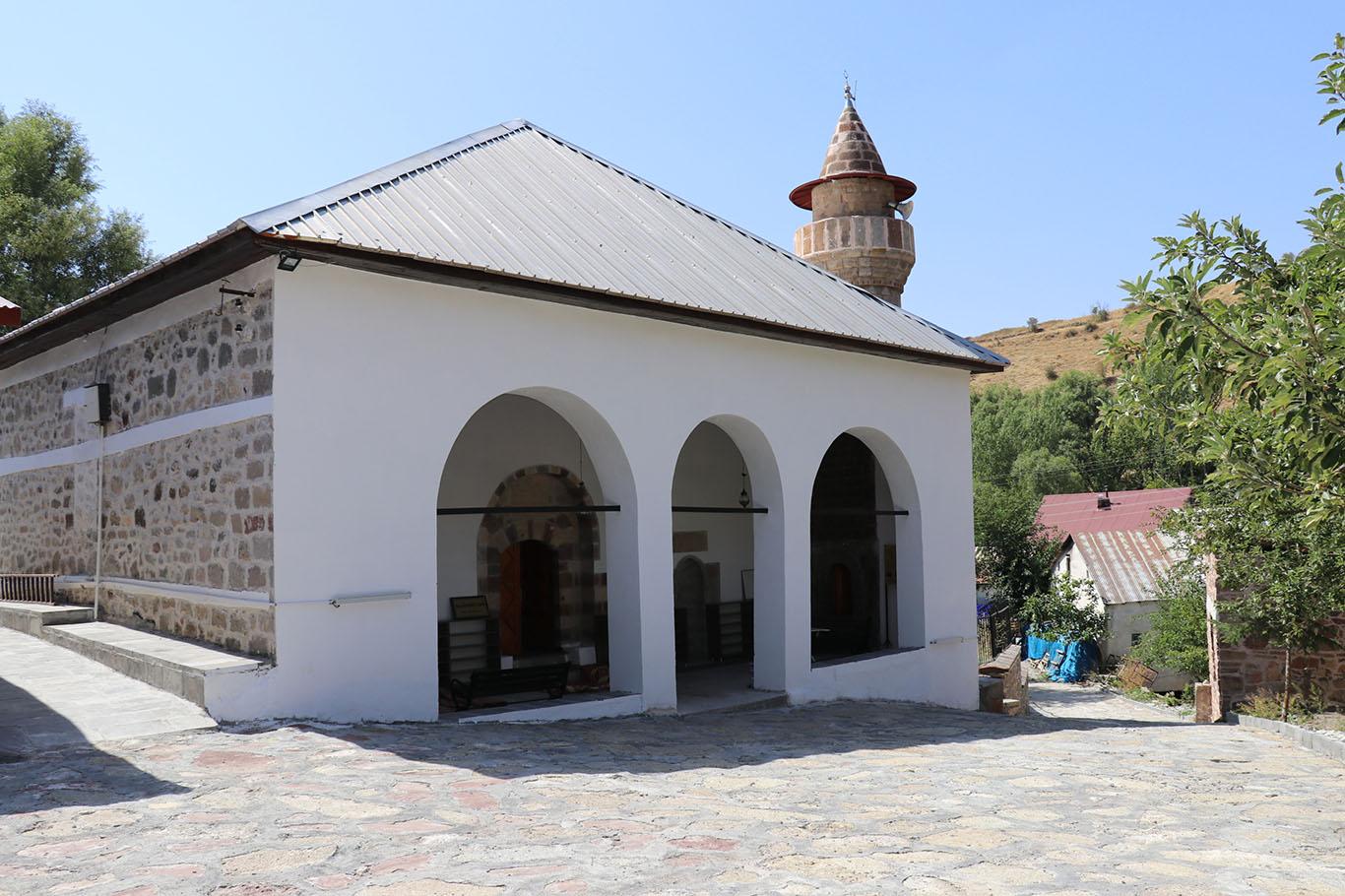 Restorasyonu biten 600 yıllık cami ibadete açıldı