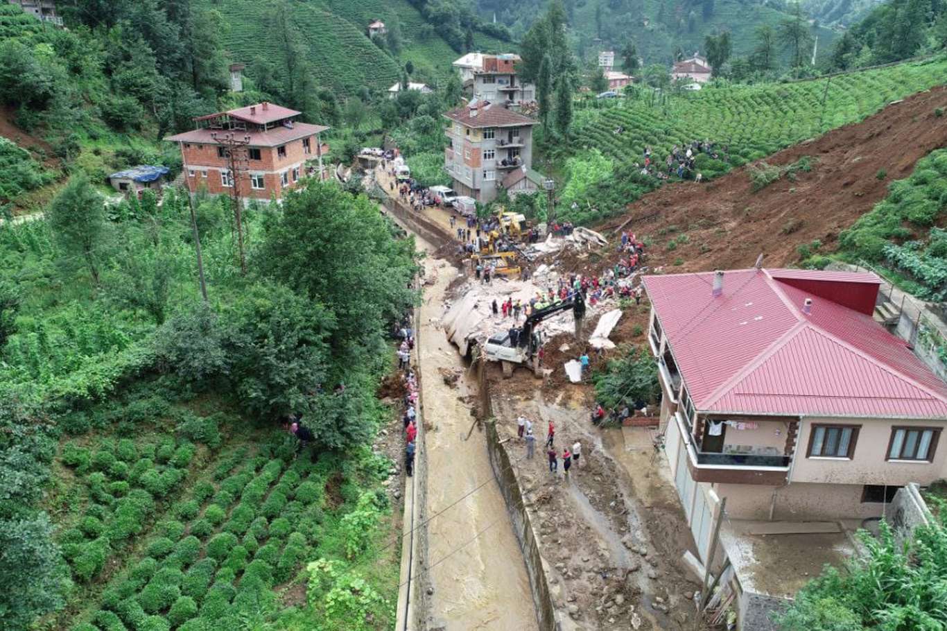 Rize ve Artvin'deki riskli bölgelerde bulunan 303 kişi tahliye edildi