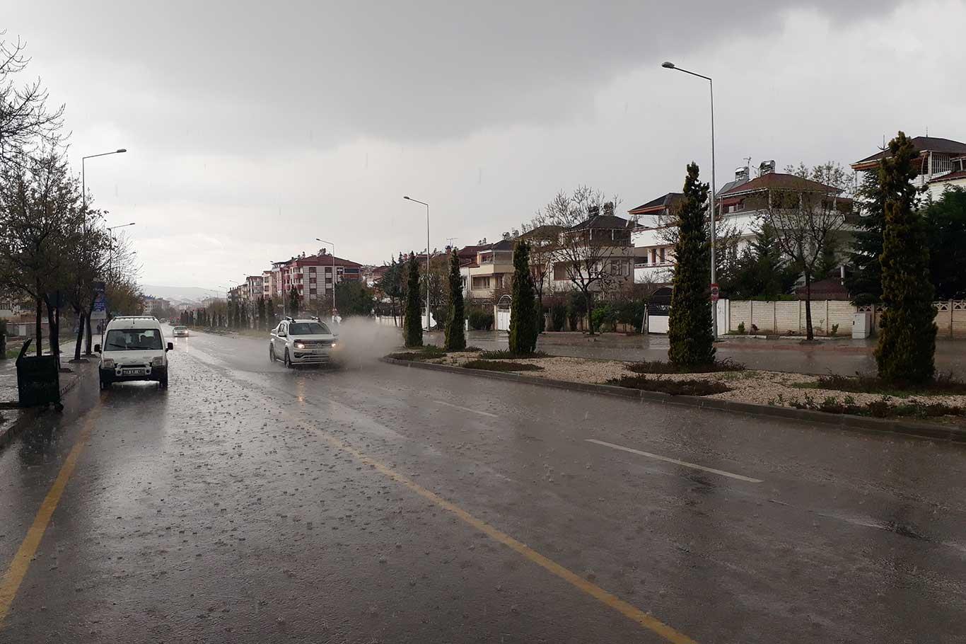 Sağanak yağış trafikte zor anlar yaşattı