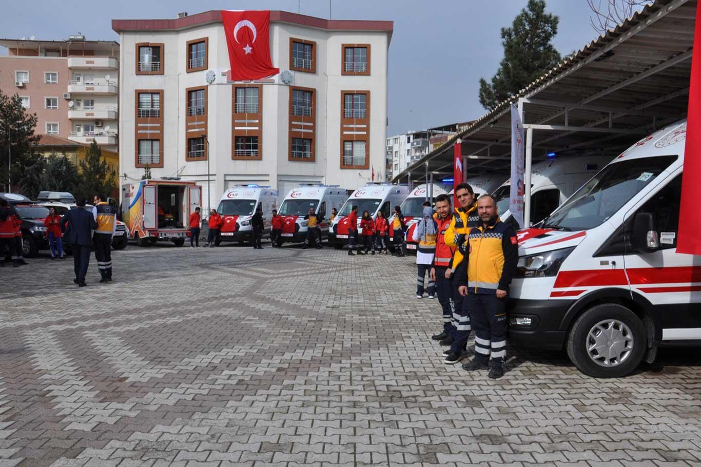 Sağlık Bakanlığının Batman'a gönderdiği ambulanslar törenle teslim edildi