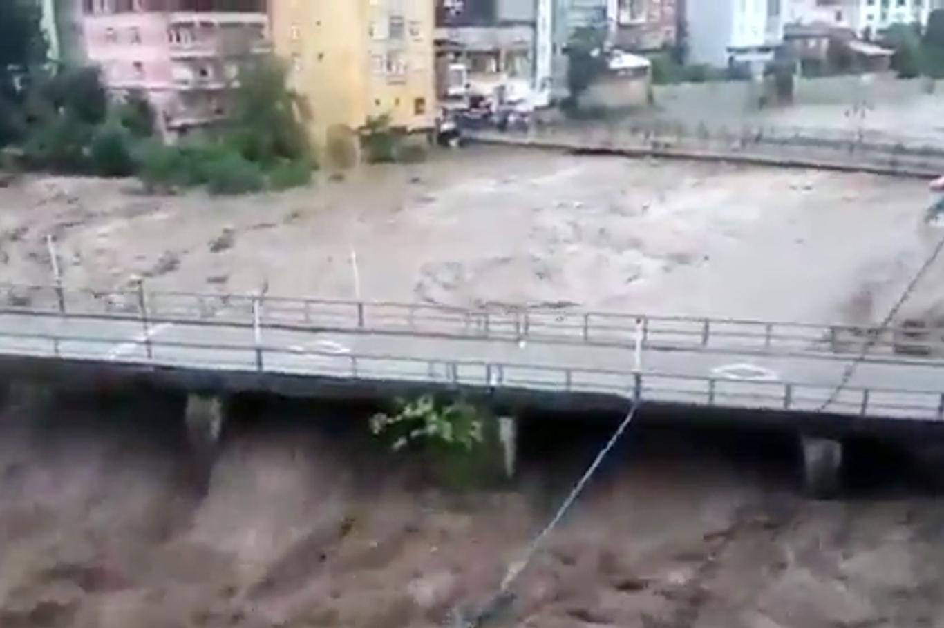 Samsun'da sele kapılan bir kişi hayatını kaybetti