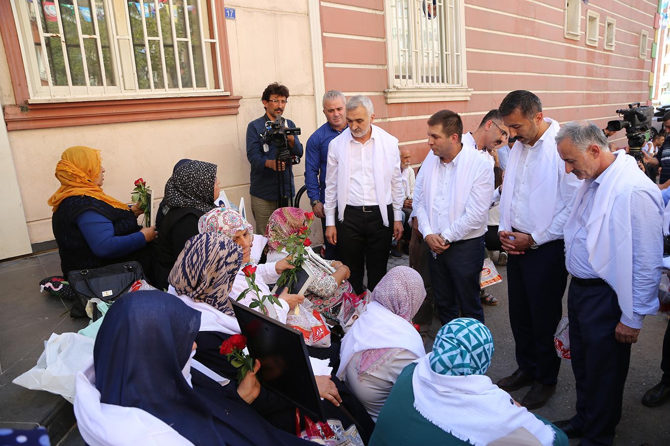 Sanatçı ve STK'lardan annelere destekler devam ediyor