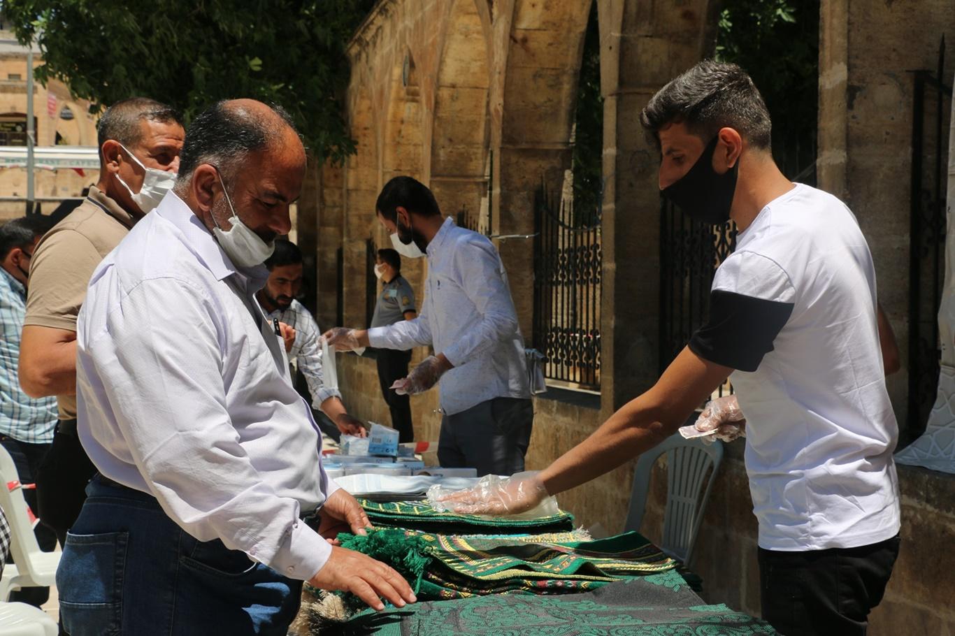 Şanlıurfa cami önlerinde seccadeler kapış kapış satıldı