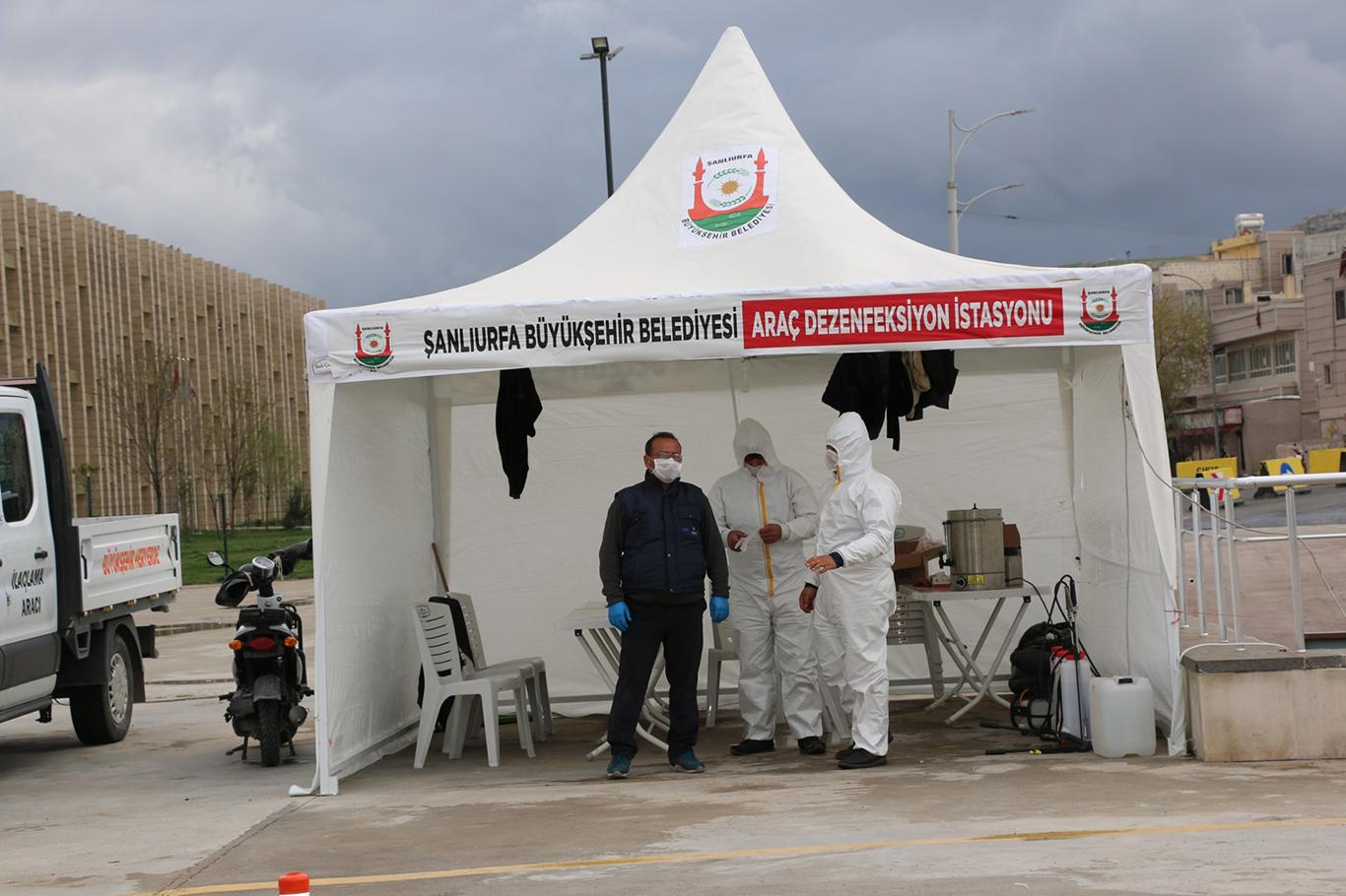 Şanlıurfa'da kurulan istasyonlarda araçlar ücretsiz dezenfekte ediliyor