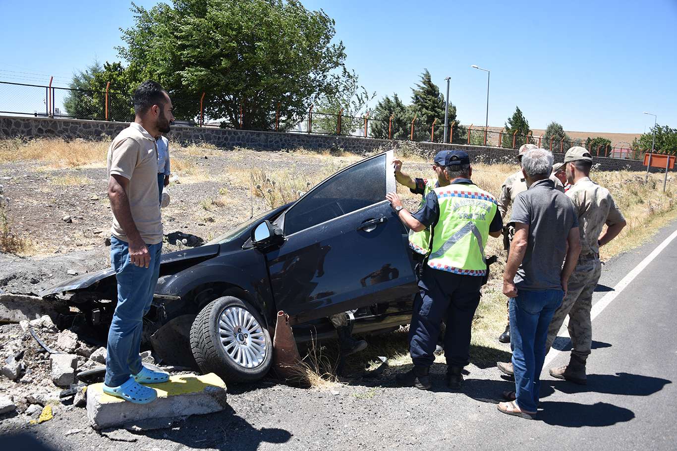 Şanlıurfa'da otomobil şarampole yuvarlandı: 3 yaralı