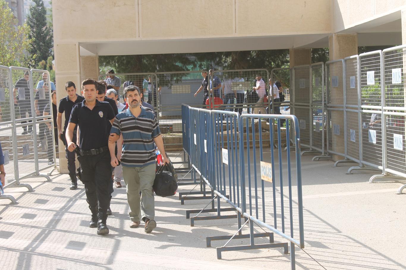 Serbest bırakılan valiler hakkında tutuklama kararı 
