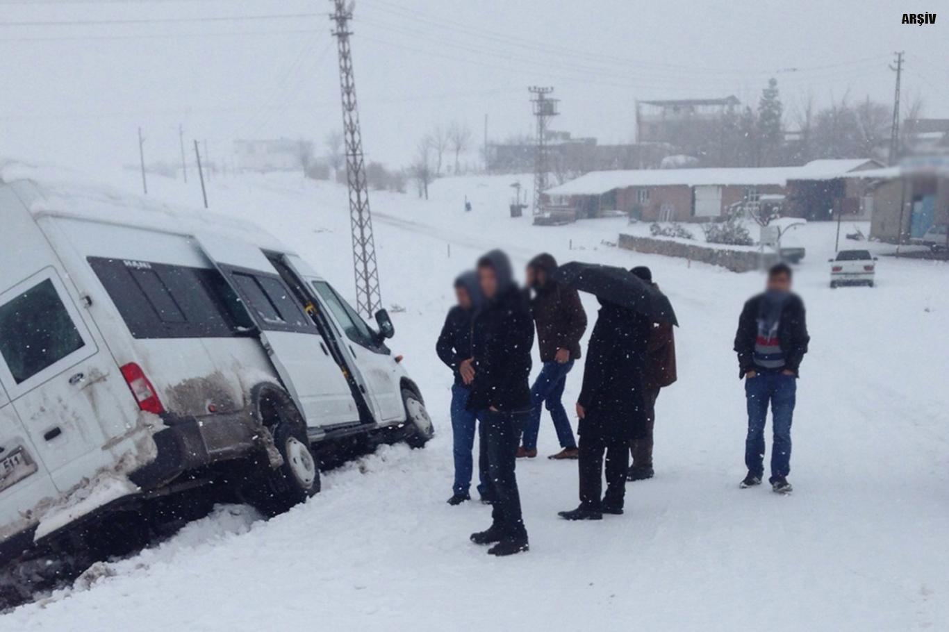 Servis minibüsü ile otomobil çarpıştı: 23 yaralı
