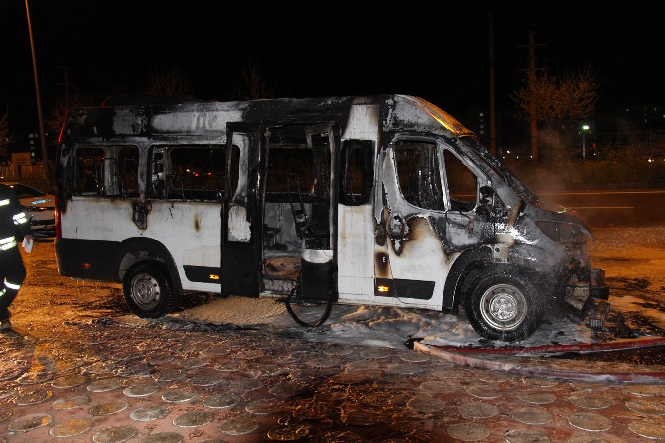 Seyir halindeki şehir içi minibüsü alev aldı