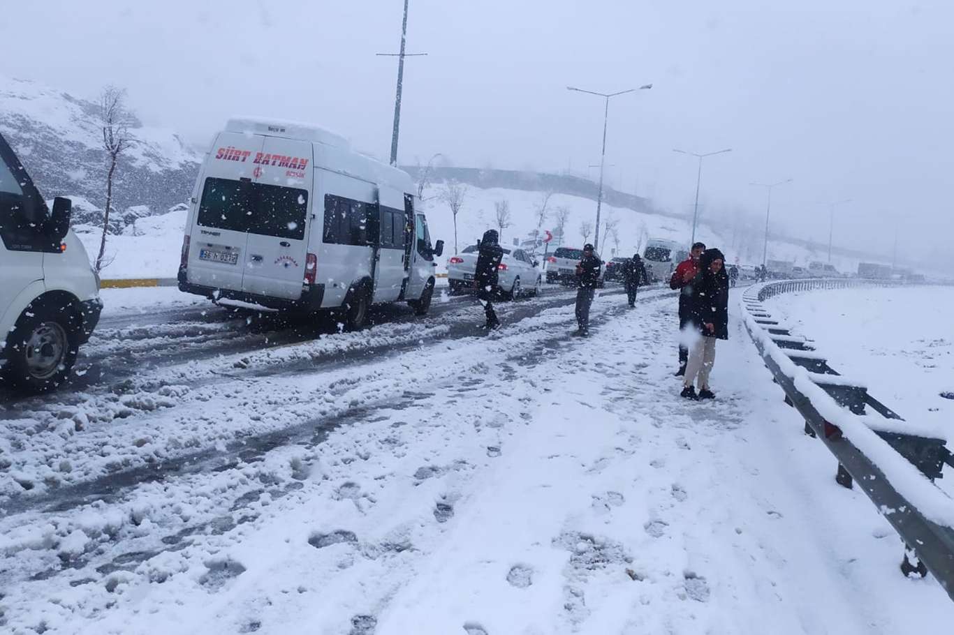 Siirt’te kar aniden bastırdı: Siirt-Kurtalan karayolu trafiğe kapandı