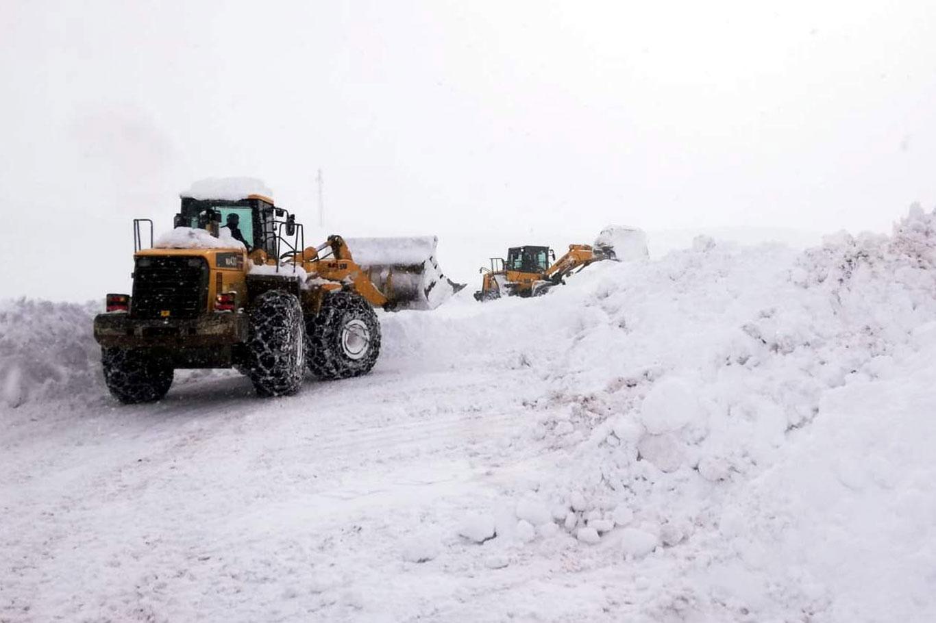 Siirt'te karda mahsur kalan 40 kişi kurtarıldı