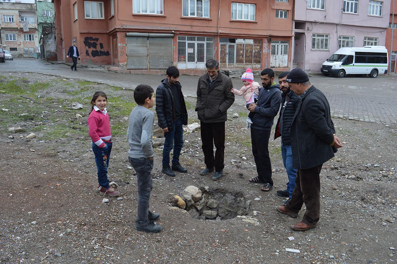 Siirt'te karın erimesinin ardından ortaya çıkan kuyu mahalle sakinlerini korkuttu