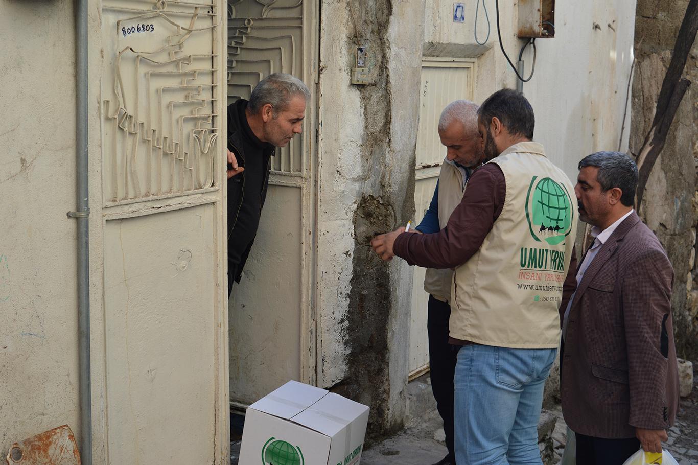Siirt Umut Kervanı 100 aileye yardımda bulundu
