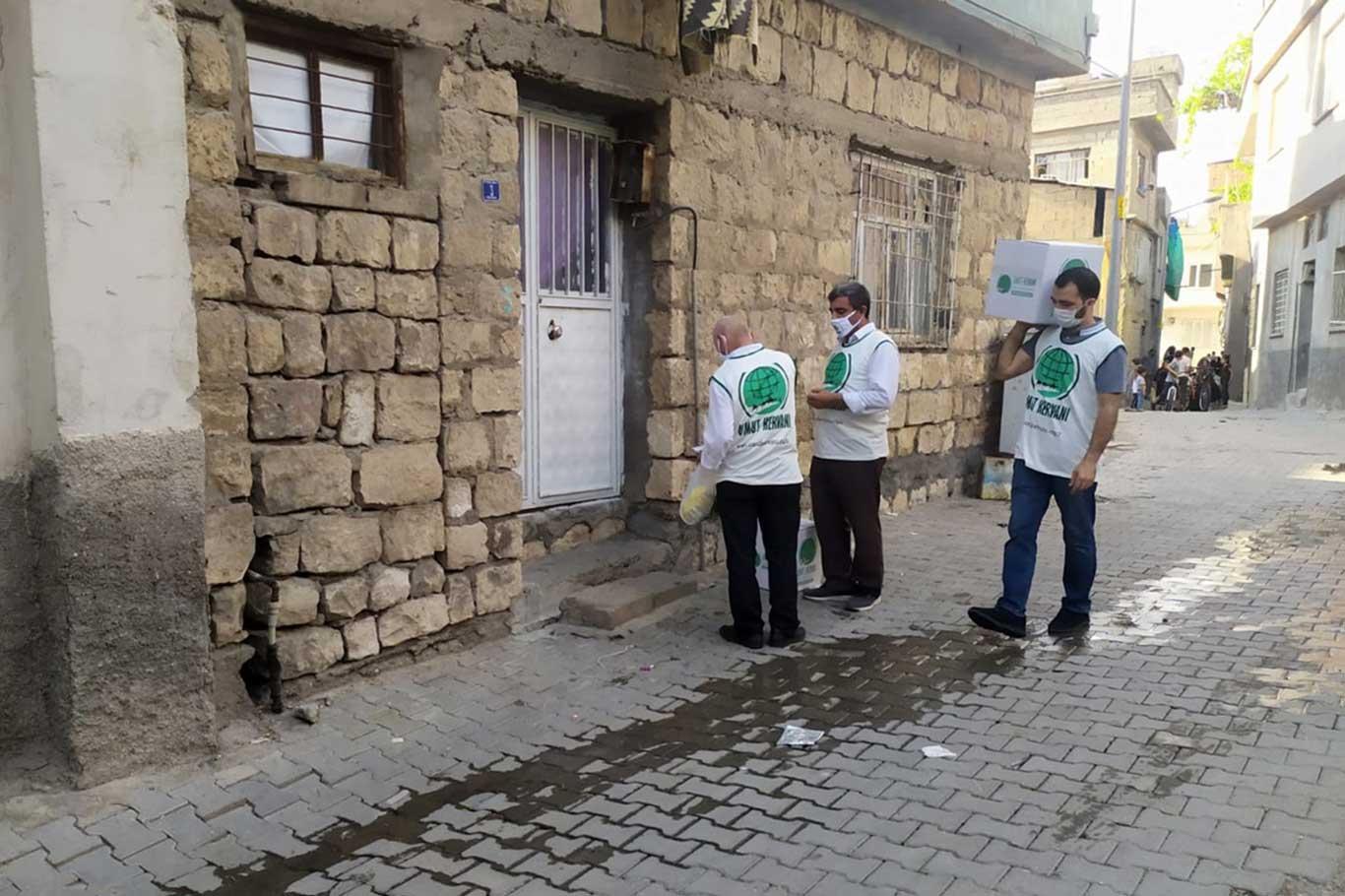 Siirt Umut Kervanı yüzlerce aileye kırmızı et ve gıda yardımı yaptı