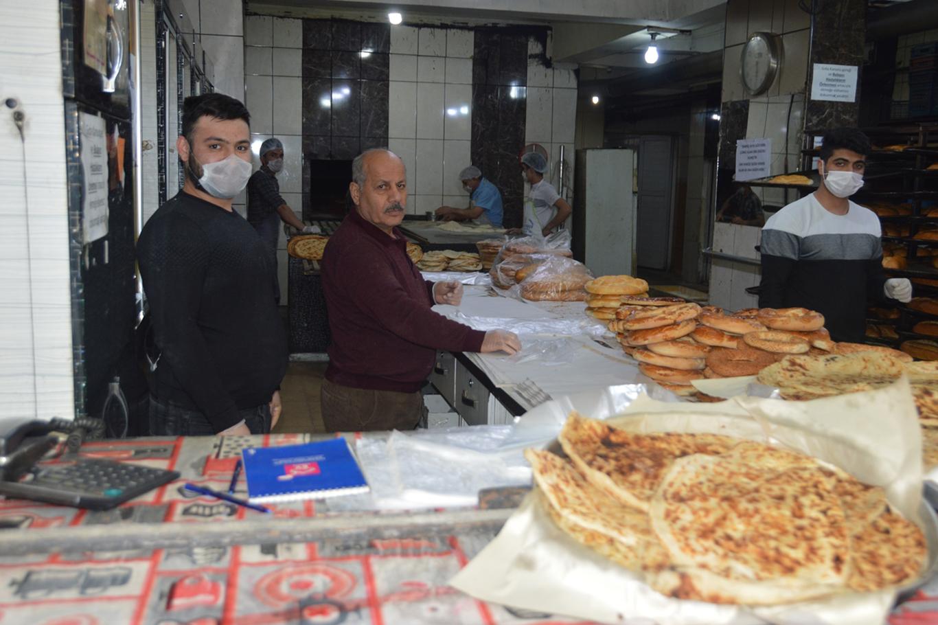 Siirtli fırıncı Coronaviruse karşı kapıları kapattı, ekmekleri camdan veriyor
