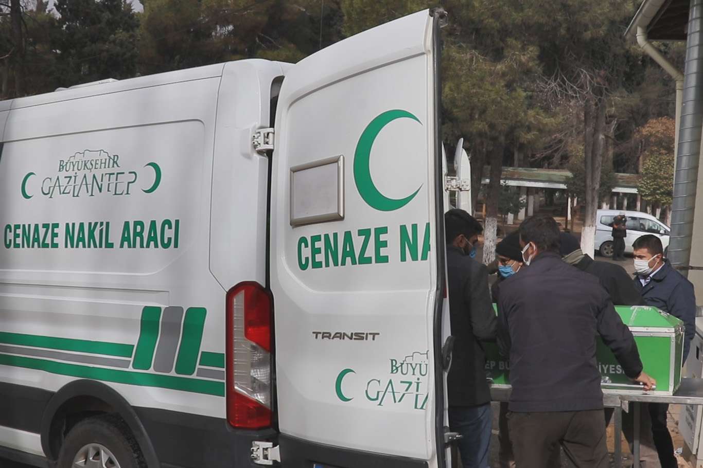 Silah ile vurulan kadının babası ve 4 yakını gözaltına alındı