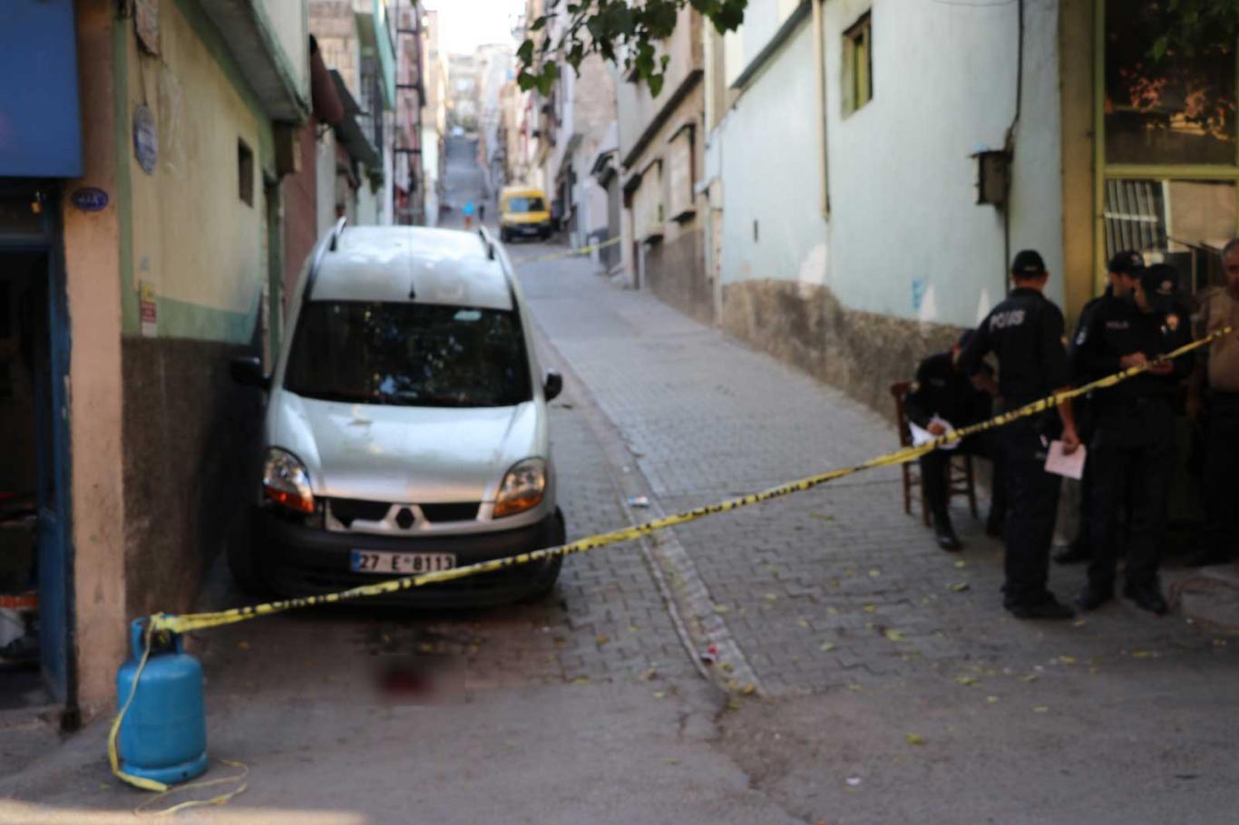 Silahlı kavga esnasında yoldan geçerken vuruldu