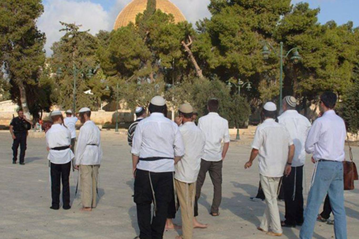 Siyionist işgalciler Mescidi Aksa’ya baskın düzenledi