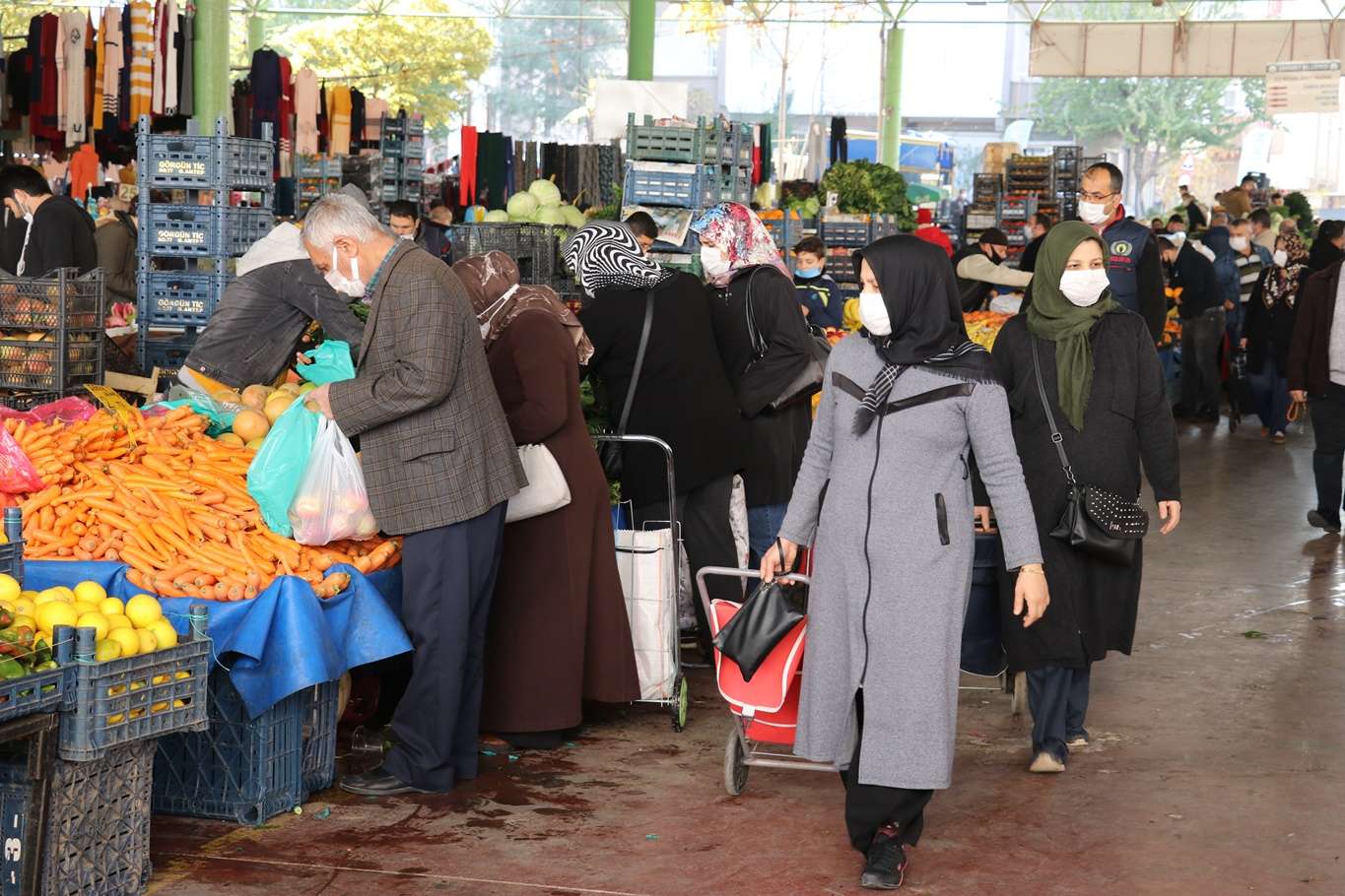 Sokağa çıkma kısıtlaması öncesi semt pazarlarında hareketlilik yaşanıyor