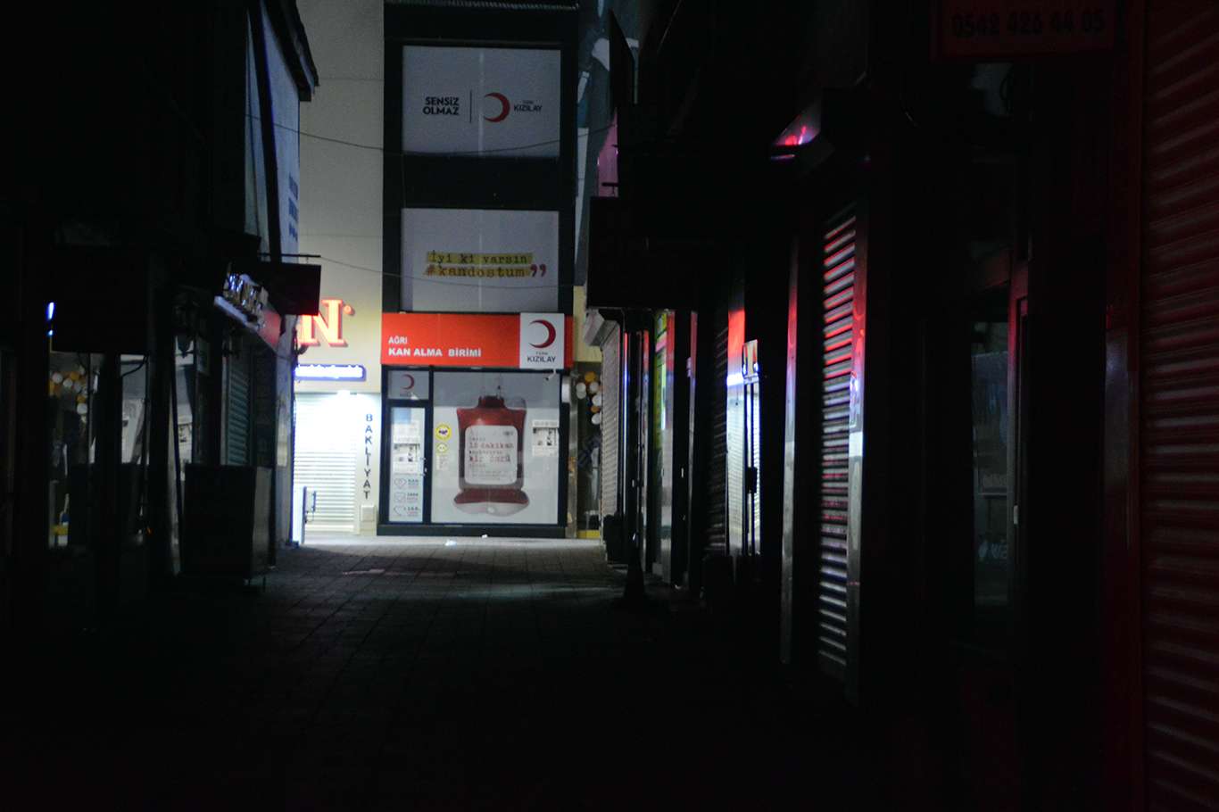 Sokağa çıkma kısıtlamasının başlamasıyla Ağrı'nın cadde ve sokakları boşaldı