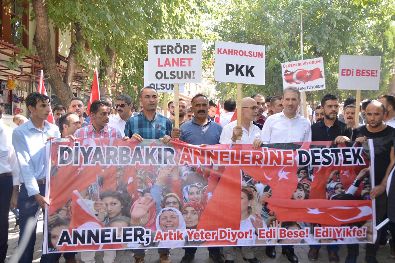 STK temsilcilerinden evlat nöbetindeki annelere destek