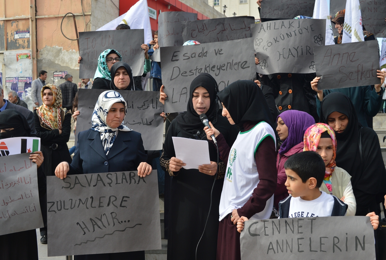'Suriyeli kadınlara yapılanlar insanlık suçudur'
