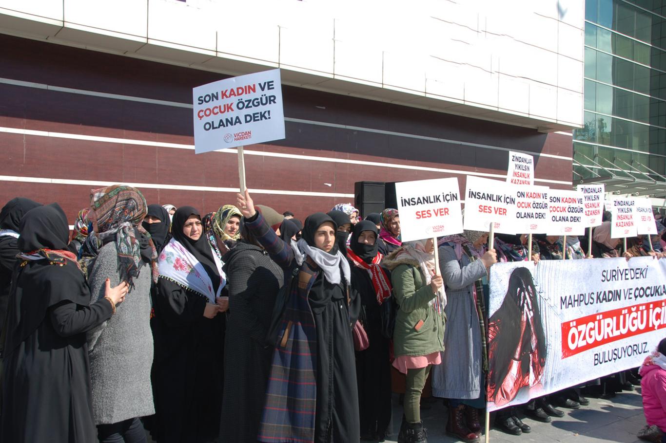 ​Suriyeli mahpus kadın ve çocuklar için meydana indiler