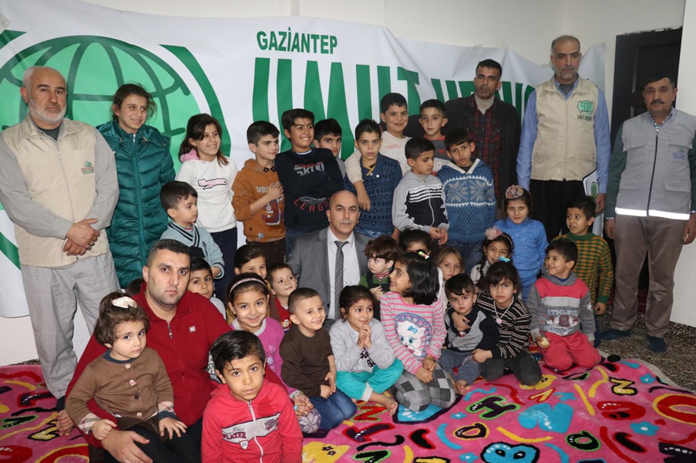 Suriyeli yetim çocuklara mont ve ayakkabı dağıtıldı